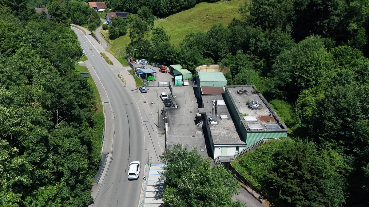 Das ehemalige Ara-Gebäude (vorne im Bild) soll teilweise erhalten und umgenutzt werden. Man sieht die Wertstoffsammelstelle in Weisslingen von oben.